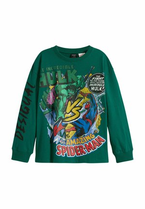 Grünes langärmliges Baumwoll-T-Shirt mit Comicbuchmotiven von Hulk und Spider-Man, mit "DESIGUAL" auf dem linken Ärmel bedruckt.