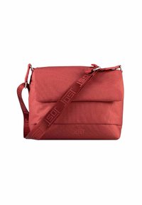 Borsa a tracolla rossa in tessuto con frontale imbottito, tracolla regolabile e logo in rilievo. Presenta una texture liscia e un design minimalista.