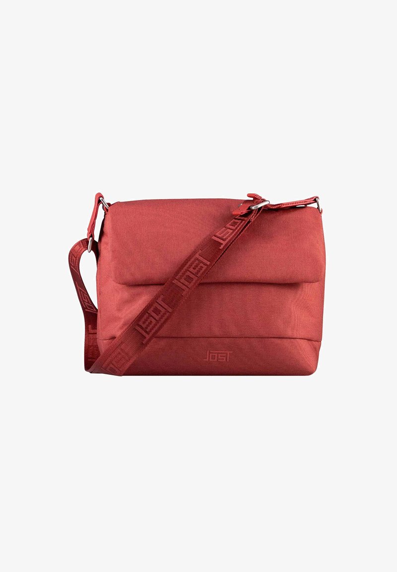 Borsa a tracolla rossa in tessuto con frontale imbottito, tracolla regolabile e logo in rilievo. Presenta una texture liscia e un design minimalista.