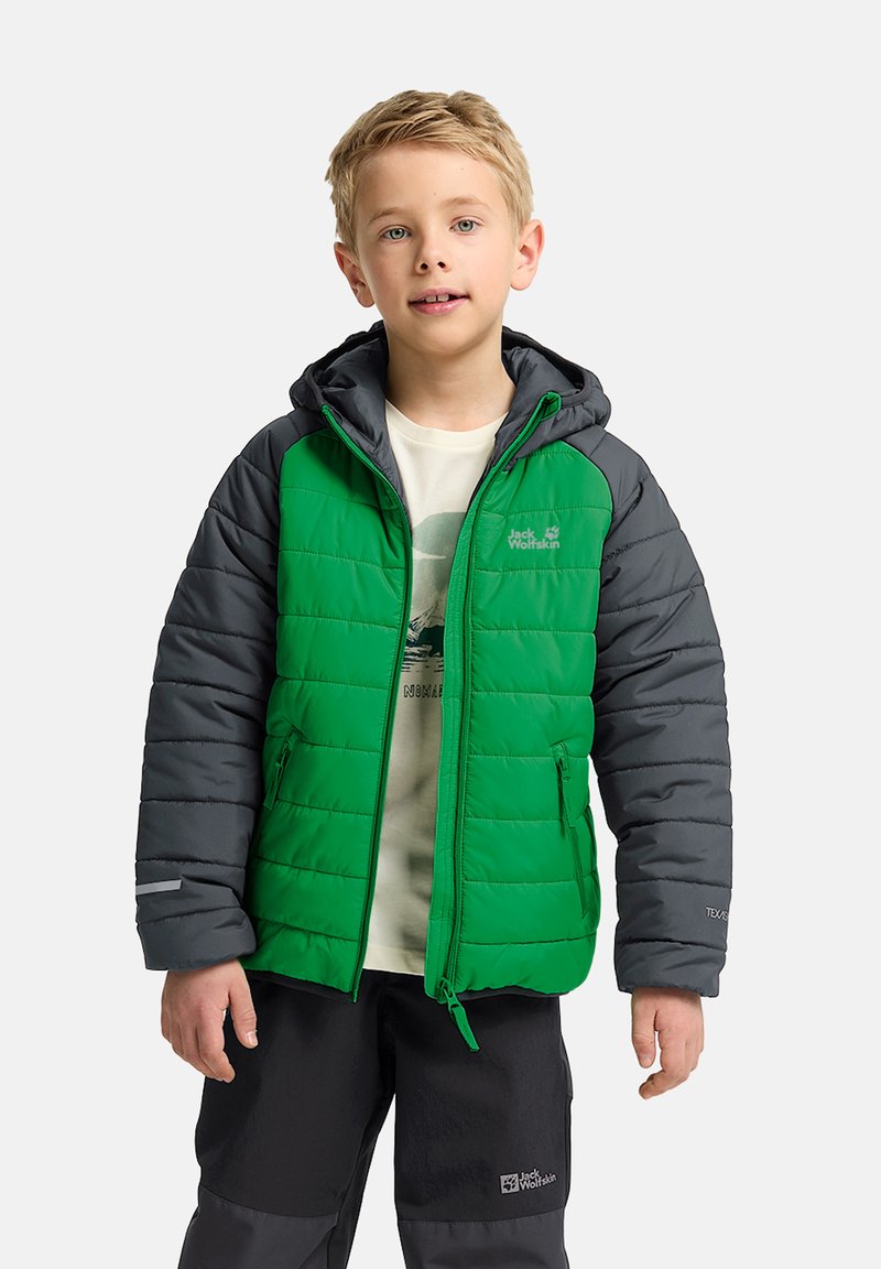 Grüne und graue isolierte Jacke mit Kapuze, ausgestattet mit einem Reißverschluss auf der Vorderseite, elastischen Bündchen und einem Logo auf der Brust. Glatter Stoff und gestepptes Design.