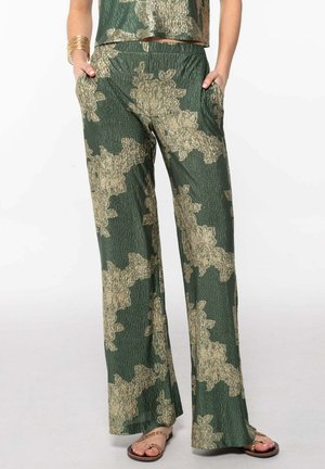 Pantalones de pierna ancha verdes con una tela texturizada y un patrón floral dorado. Equipados con bolsillos, el diseño ofrece un ajuste relajado y un estilo casual.