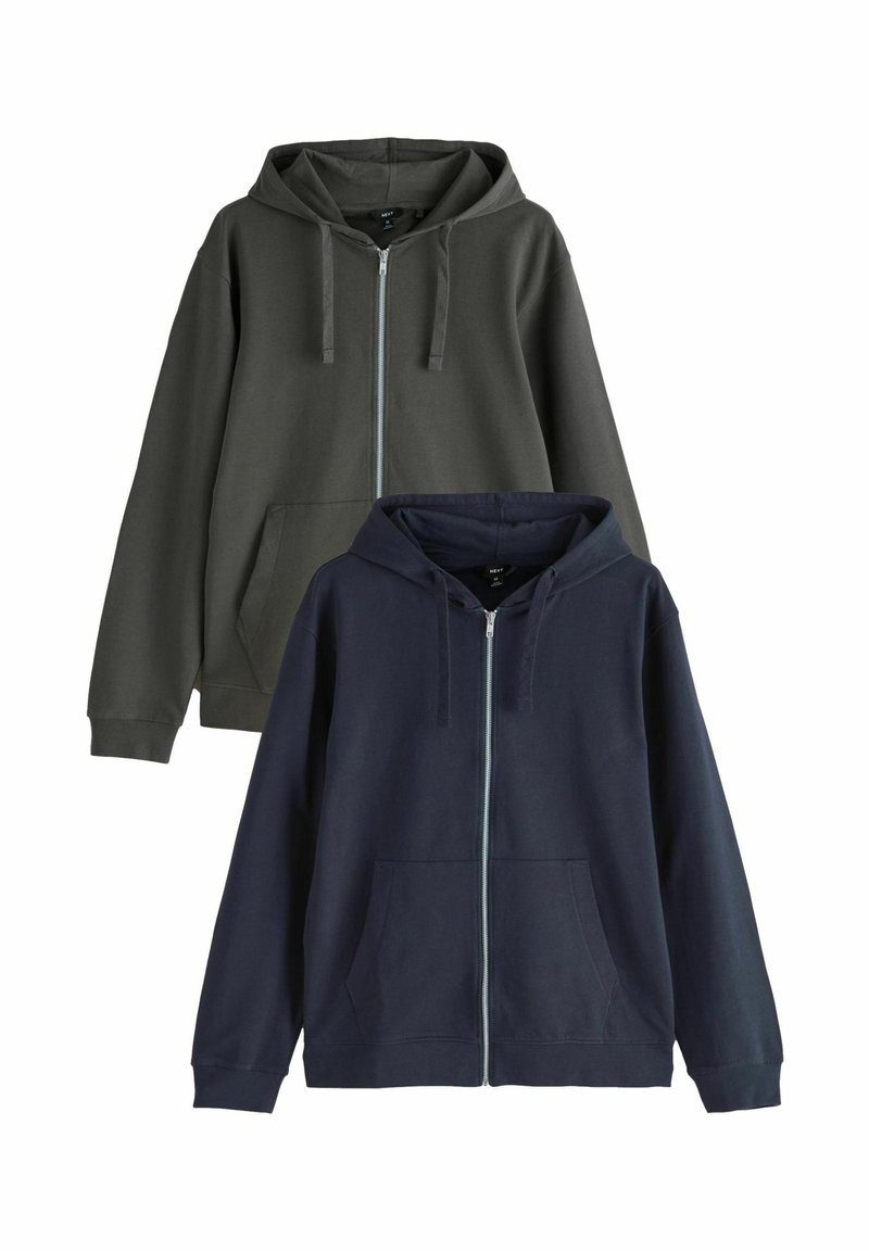 Zwei Reißverschluss-Hoodies übereinander gestapelt. Der eine ist dunkelgrau, der andere navyblau. Beide bieten eine lässige Passform, Fronttaschen und eine Kapuze mit Kordelzug. Weicher Stoff.
