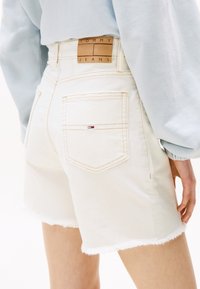 Tommy Jeans MOM  - Denim shorts - denim white