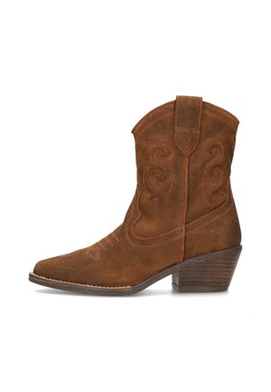 Bota de cowboy de ante marrón con punta afilada, detalles bordados y tacón apilado. Cuenta con una lengüeta en la parte posterior para facilitar el uso.