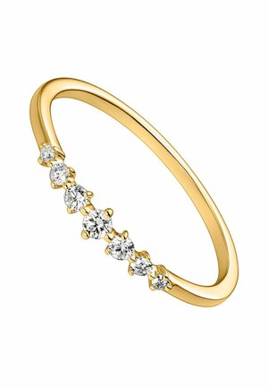 Anillo de banda delgada de oro con siete pequeños diamantes redondos dispuestos en fila en un lado, acabado pulido y suave.