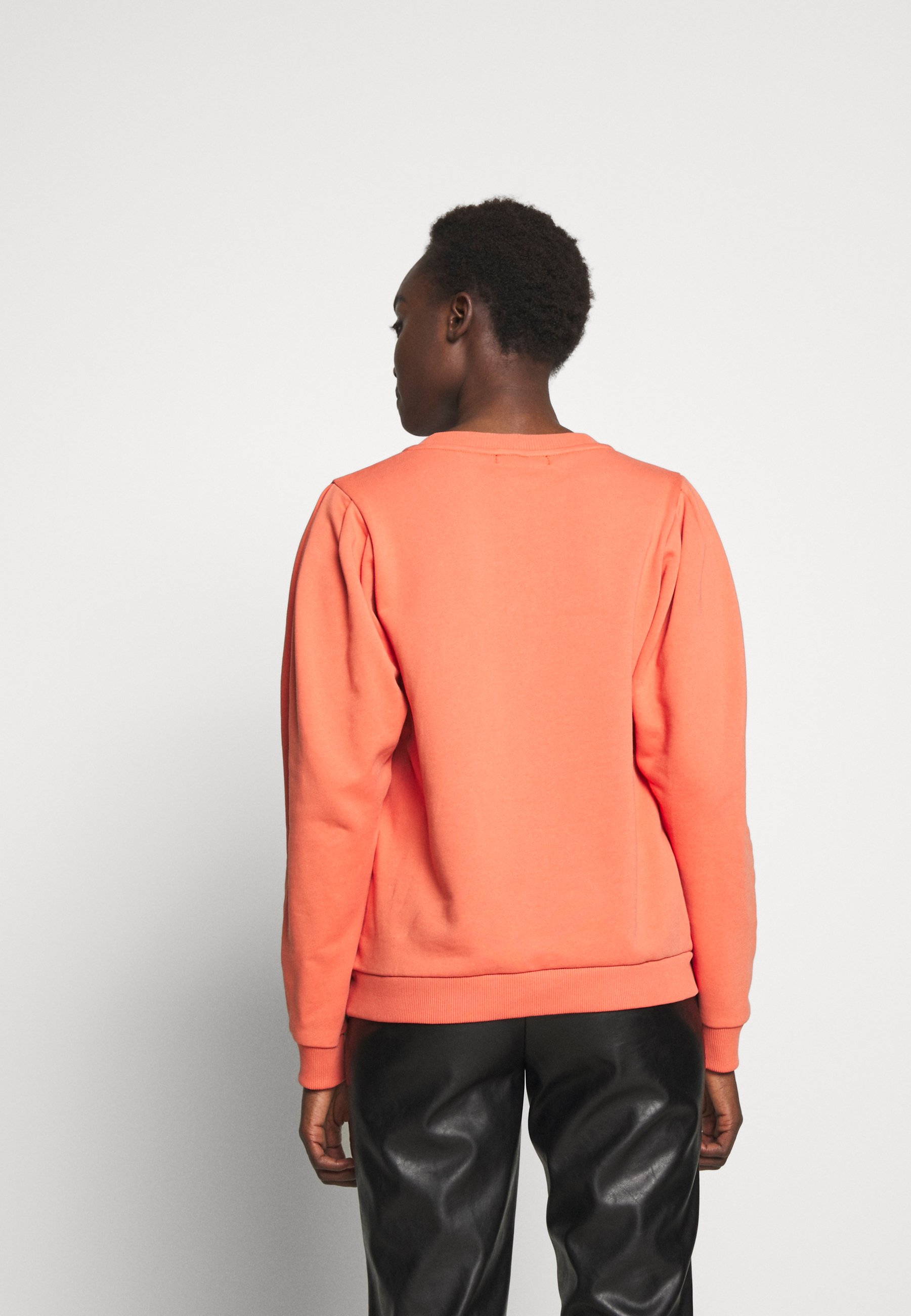 Bruuns Bazaar PARLA MALLY Sweatshirt poppy red Zalando.at Crewneck Sweatshirt Poppy Red bis zu 70 % | AFOUND