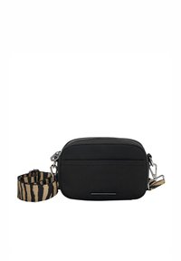 Sort crossbody taske lavet af glat materiale, med lynlåslukning, en forlomme og en aftagelig rem med et mønster i brune og sorte striber.