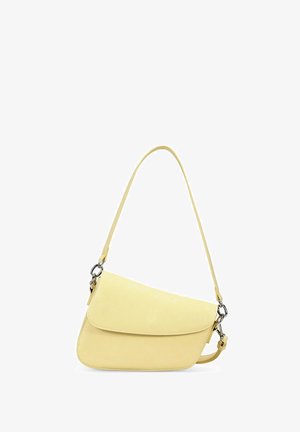 Bolso de hombro de imitación cuero amarillo con forma curva, cierre de solapa magnético, correa ajustable y detalles en tono plateado.