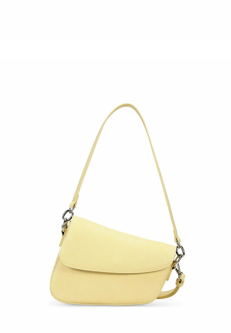 Bolso de hombro de imitación cuero amarillo con forma curva, cierre de solapa magnético, correa ajustable y detalles en tono plateado.