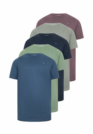 Fem ensfarvede t-shirts med korte ærmer og rund hals i blå, lysegrøn, navy, grå og mørk mauve, stablet overlappende på en hvid baggrund.