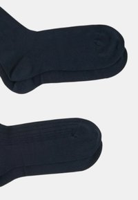 Calze in cotone blu navy con una texture liscia, dotate di un design senza cuciture nella punta e di polsini a coste per una vestibilità sicura.