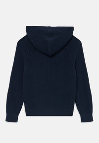 Haut à capuche en tricot marine avec un motif en côtes texturé, des manches longues et une capuche avec cordon de serrage, ainsi que des poignets et un ourlet côtelés.