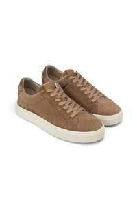 Braune Wildleder-Sneaker mit niedrigem Design, cremefarbener Gummisohle und braunen Schnürsenkeln. Sie verfügen über eine strukturierte Oberfläche und einen minimalistischen Stil.