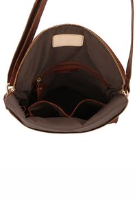 Bruine leren crossbodytas open om de donkere stoffen binnenkant met ritssluiting en extra kleine vakjes binnenin te laten zien.