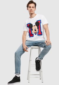 Merchcode MICKEY MOUSE M FACE - T-shirts med print - white