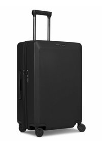 Schwarzer Hartschalenkoffer mit strukturierter Oberfläche, Teleskopgriff, integriertem Zahlenschloss und vier Rollen für Mobilität.