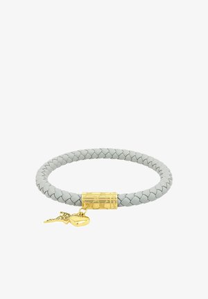 Graues geflochtenes Lederarmband mit zylindrischem goldfarbenem Verschluss und zwei goldenen Anhängern: einem Herz und einem Schlüssel.