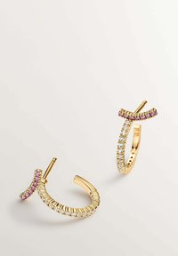 Pendientes de aro dorados con un diseño texturizado y piedras preciosas claras y rosas en los bordes. Forma circular con un cierre articulado.