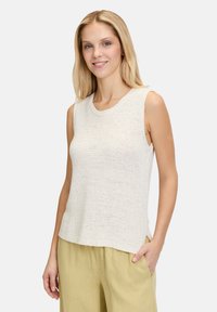 Canotta senza maniche di colore crema, realizzata in maglia con scollo rotondo a costine e una vestibilità comoda. La trama del tessuto appare leggera e traspirante.