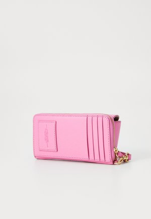 Cartera de cuero rosa con cierre de cremallera, ranuras para tarjetas en un lado y una cadena de hardware en tono dorado para llevar. Textura suave.