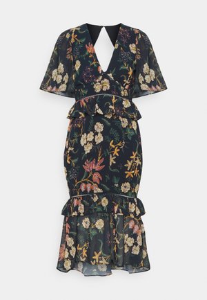 Blumenkleid aus dunklem Stoff, mit V-Ausschnitt, ausgestellten kurzen Ärmeln, taillierter Hüfte und gerüschtem Saum mit mehrfarbigen Blumenmustern.