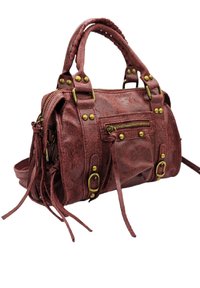 Sac à main en cuir rouge avec une texture brillante, quincaillerie en bronze, poignées doubles et poches zippées, avec des détails de franges décoratives.