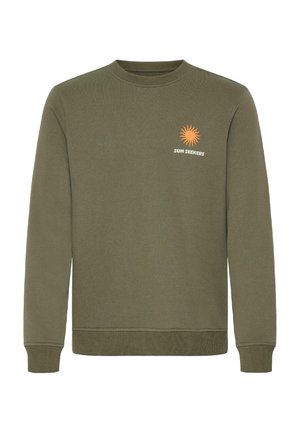 Sweat-shirt vert olive à col rond avec manches longues, poignets et ourlet côtelés, arborant un graphique de soleil orange et le texte "SUN SEEKERS" sur la poitrine.