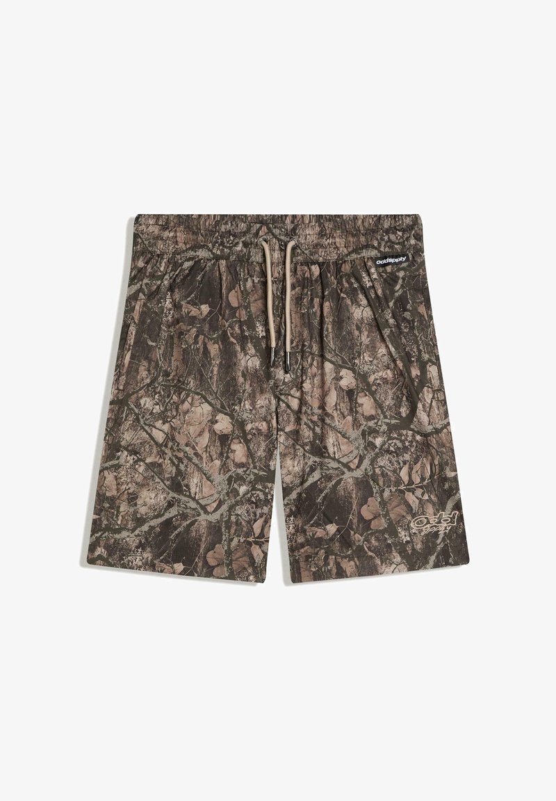 Shorts à motif camouflage avec des tons marron et vert, taille élastique, cordon de serrage, et petit logo blanc sur la jambe gauche et la taille.