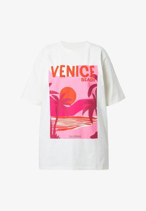 Camiseta blanca de algodón con un estampado gráfico de un atardecer sobre palmeras, con "VENICE BEACH" en negrita en tonos rojos y rosas.