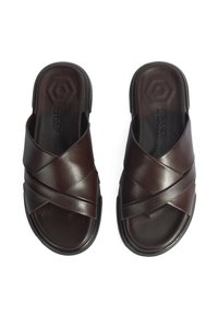 Bruine leren slide-sandalen met gekruiste banden en rubberen zolen, met een gladde textuur en een minimalistisch ontwerp.