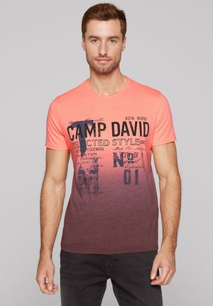 Short-sleeve T-shirt in gradient orange to burgundy, featuring "CAMP DAVID" graphic and textured print. Made of soft cotton blend.