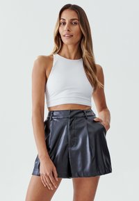 CALLI JAY - Shorts - black pu
