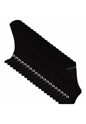 Zwanzig schwarze Crew-Socken, die in einem fächerförmigen Stapel angeordnet sind, jede mit einem kleinen weißen Logo nahe dem Zehenbereich.