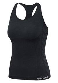 Zwarte sport tanktop met een racerback ontwerp, textuurlijk materiaal en een zij-chevronpatroon. Bevat een logo aan de zoom.