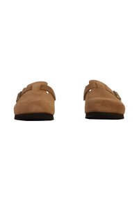 Chaussures slip-on en daim marron clair avec un bout rond, dotées de deux sangles réglables et d'une semelle en caoutchouc texturé noir.