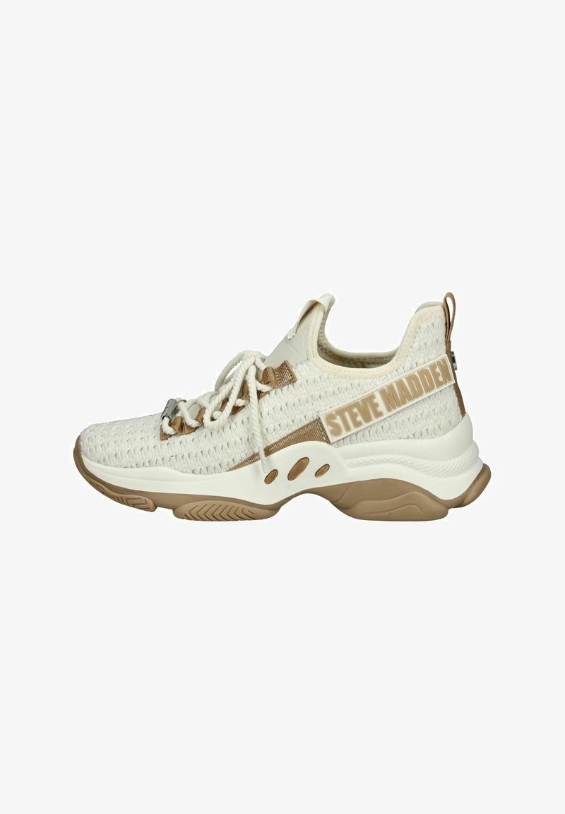 Bílé a béžové sportovní boty s tkanou špicí, kulatou špičkou, texturovanou podešví a logem "STEVE MADDEN" na boku. Disponují šněrovacím designem.