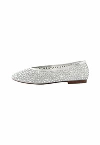 Ballet loafer dengan atas kain perak, dihiasi dengan banyak batu rhinestone jernih, sol datar, jari bulat, dan desain minimalis.