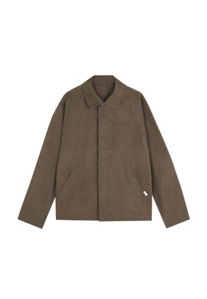 Braune Wildlederjacke mit Kragen, vorne mit Knopfverschluss, einer Brusttasche und zwei seitlichen Taschen. Hat einen lässigen Schnitt und eine glatte Textur.