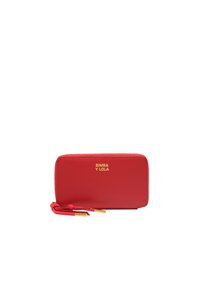 Cartera de cuero rojo con el logo dorado "BIMBA Y LOLA", cierre de cremallera alrededor y una correa para la muñeca, con una textura suave y forma rectangular.