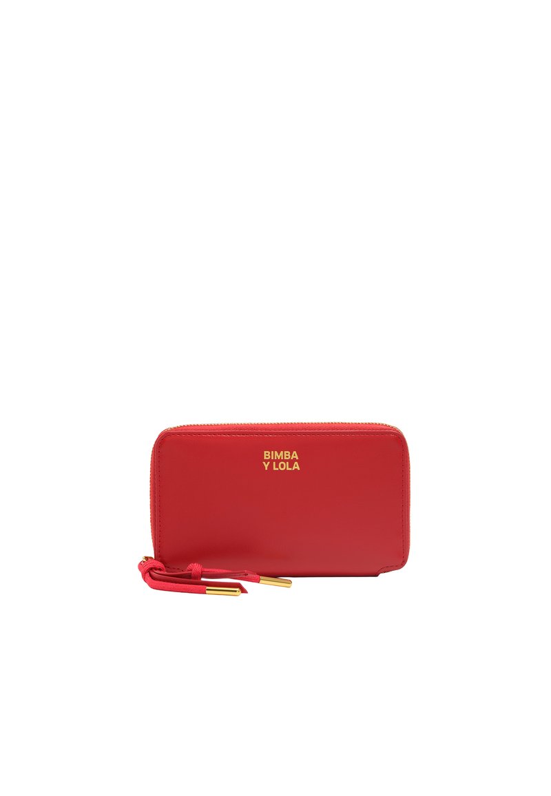 Cartera de cuero rojo con el logo dorado "BIMBA Y LOLA", cierre de cremallera alrededor y una correa para la muñeca, con una textura suave y forma rectangular.