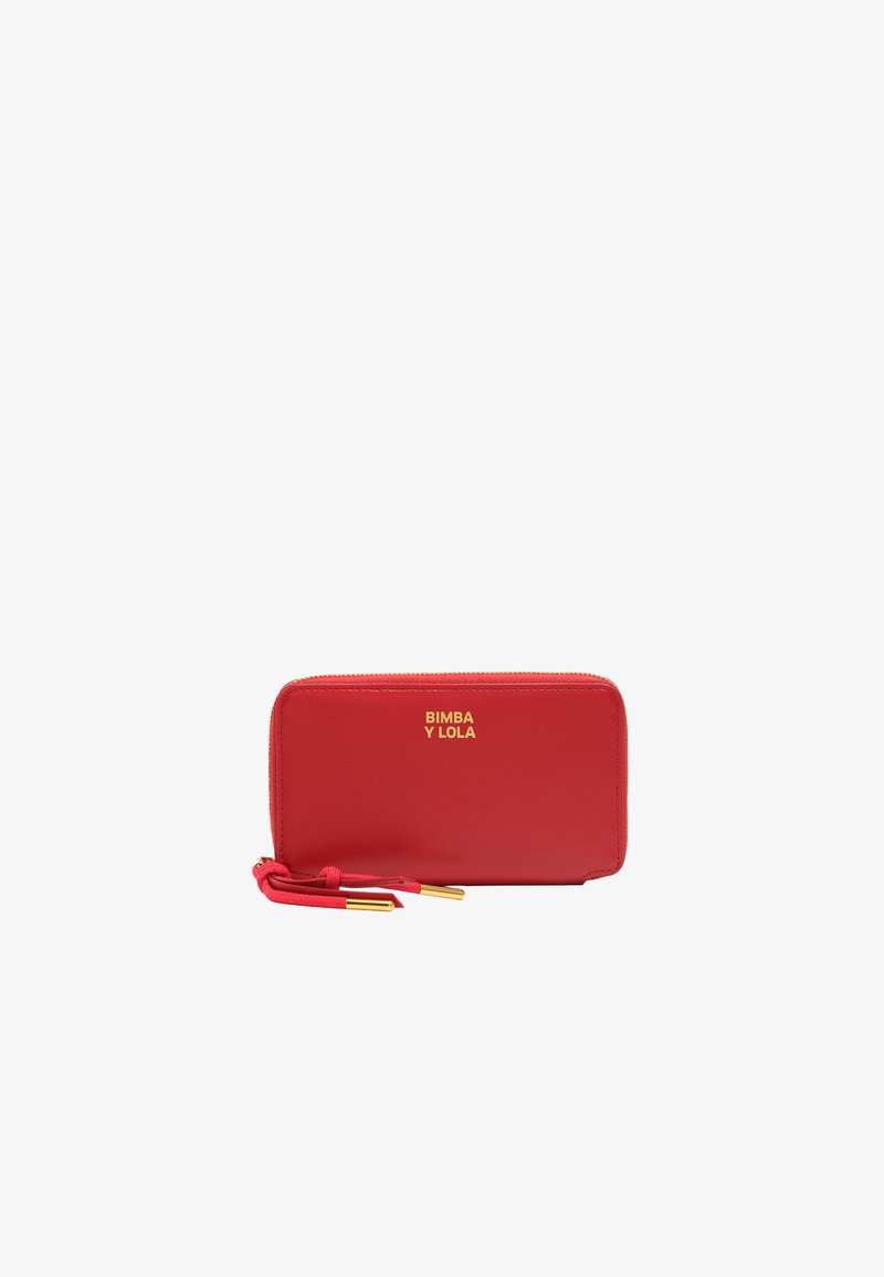 Cartera de cuero rojo con el logo dorado "BIMBA Y LOLA", cierre de cremallera alrededor y una correa para la muñeca, con una textura suave y forma rectangular.