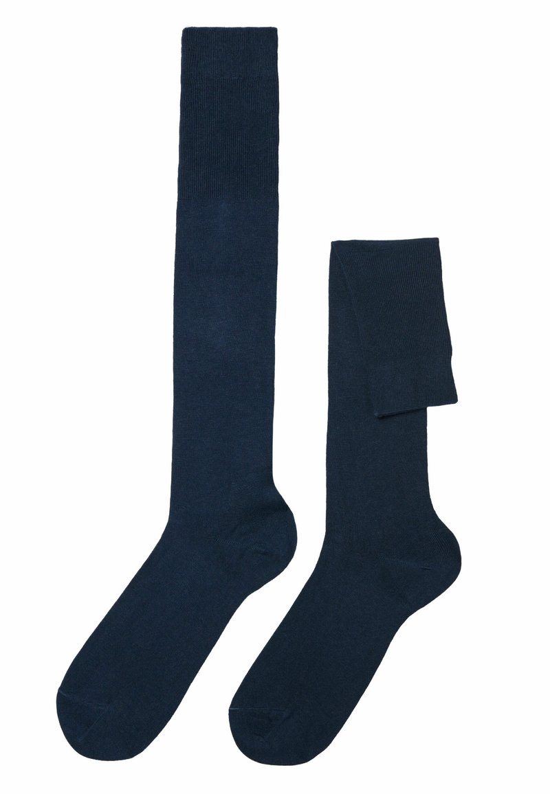 Dunkelmarineblaue Socken bis zu den Knien und knöchellang, aus einem glatten Strickstoff, mit einem gerippten Muster an den Bündchen.