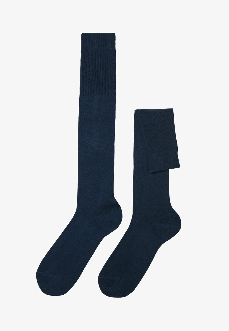 Dunkelmarineblaue Socken bis zu den Knien und knöchellang, aus einem glatten Strickstoff, mit einem gerippten Muster an den Bündchen.