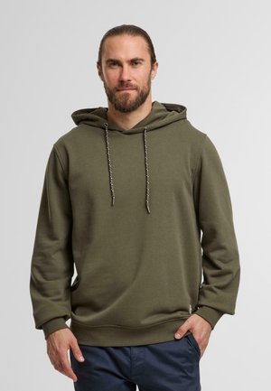 Oliwkowy hoodie z przednią kieszenią, sznurkami i ściągaczami na rękawach. Wykonany z miękkiego materiału o luźnym kroju i minimalnych detalach.