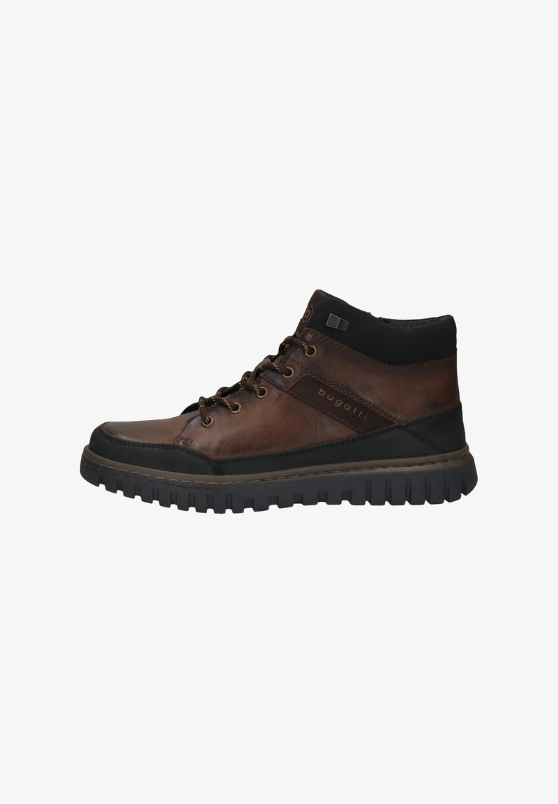 Bruine leren enkelboots met een zwarte stoffen kraag, vetersluiting, robuuste rubberen zool en subtiele branding aan de zijkant.