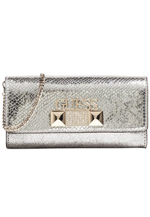 Zilverkleurige metallic gestructureerde clutch tas met gouden kettingriem, gouden studs, strass steentjes en verhoogd GUESS-logo op de voorflap.
