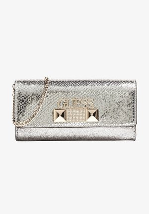 Zilverkleurige metallic gestructureerde clutch tas met gouden kettingriem, gouden studs, strass steentjes en verhoogd GUESS-logo op de voorflap.