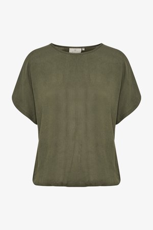 Olivinės spalvos trumpi rankoviai marškiniai, laisvas kirpimas, apvalus iškirpimas ir lygus paviršius. Yra minimalizmo dizainas ir nėra matomų detalių.