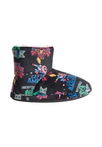 Svart fodrad ankelstöveltoffel med färgglada superhjältebilder, mjuk innerfoder och mjuk sula för komfort.