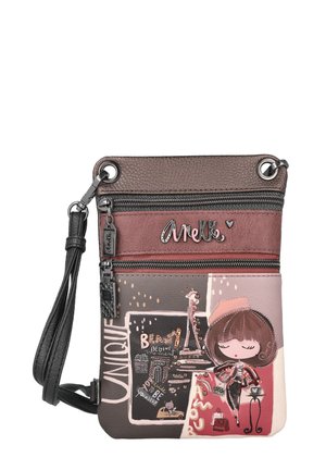 Funda compacta y multicolor hecha de material sintético texturizado. Presenta cremalleras, una correa desmontable y gráficos artísticos de París.